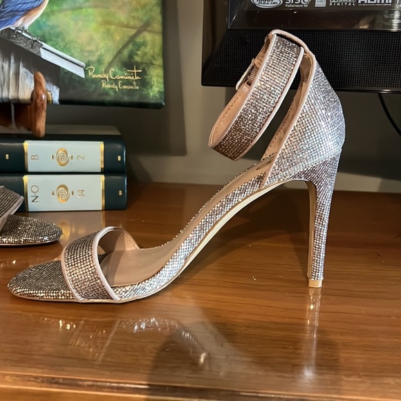 4. Mix No 6 Gold Heels, Size 8.5 - Picture 10 of 15